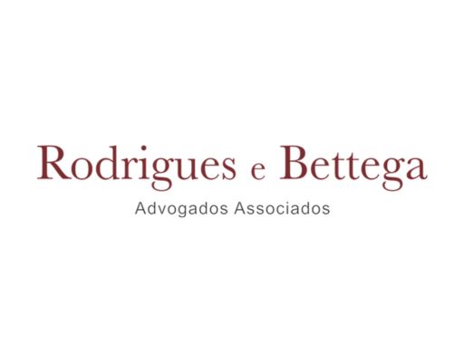 0 anos de atuação, com particular especialização em questões de Direito Regulatório e da Infraestrutura em seus vários ramos (Portos, Energia, Aeroportuária, Rodovias e outros), bem como na Arbitragem relativa a tal matéria.